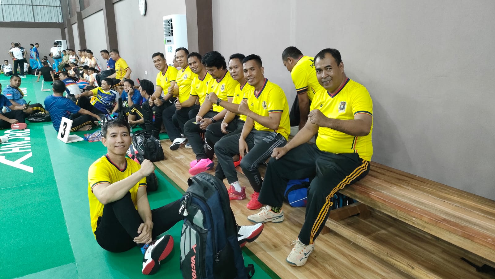 Tim Bulutangkis Polres Banggai sedang istirahat persiapan pertandinga