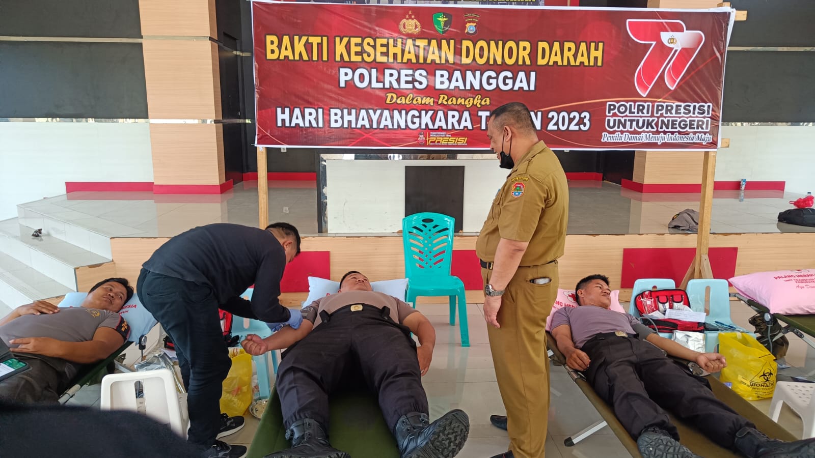 Kapolres Banggai didampingi Dr. Gunawan sedang melakukan donor darah dalam rangka HUT Bhayangkara ke 77