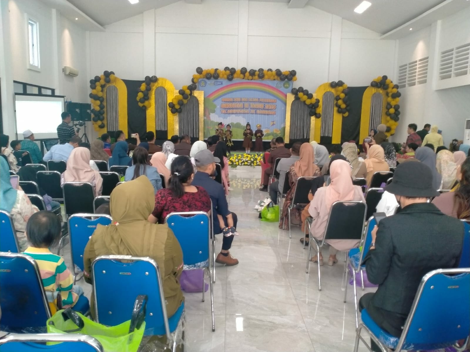 Para Wakil orang Tua TK. Adhyaksa Banggai menyaksikan langsung penampilan putra putrinya
