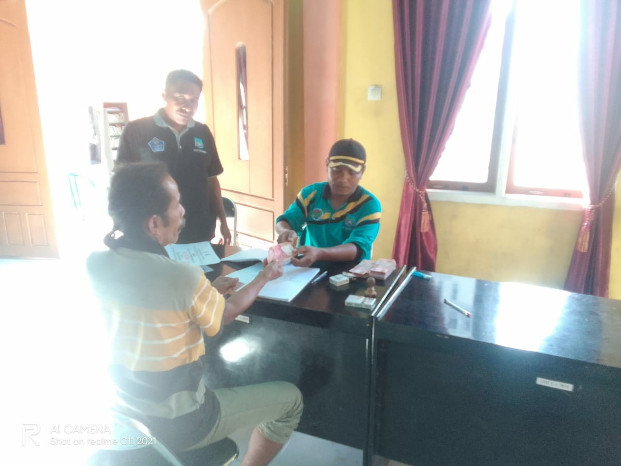 Warga Desa Alakasing terma BLT-DD Tahap Pertama