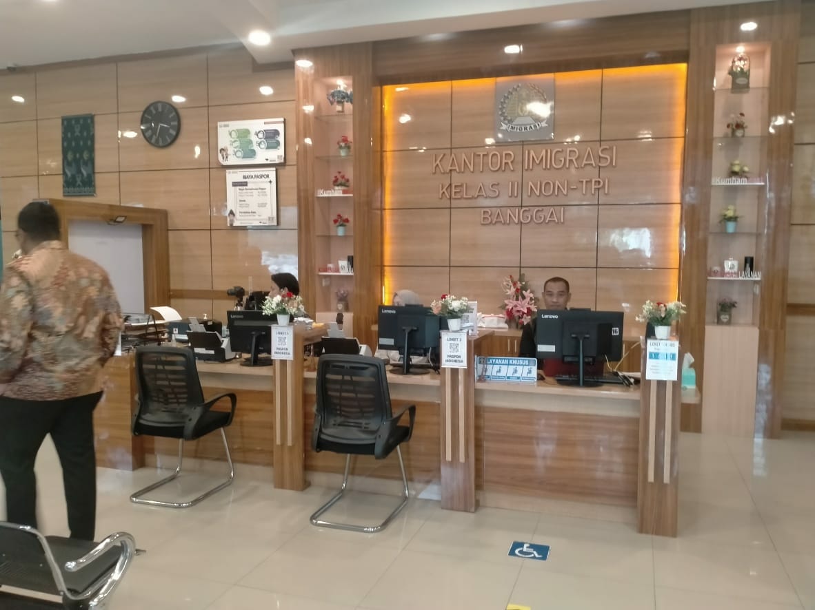 Para Pegawai sudah siap melakukan pendataan bagi semua pengunjung yang akan membuat dokumen
